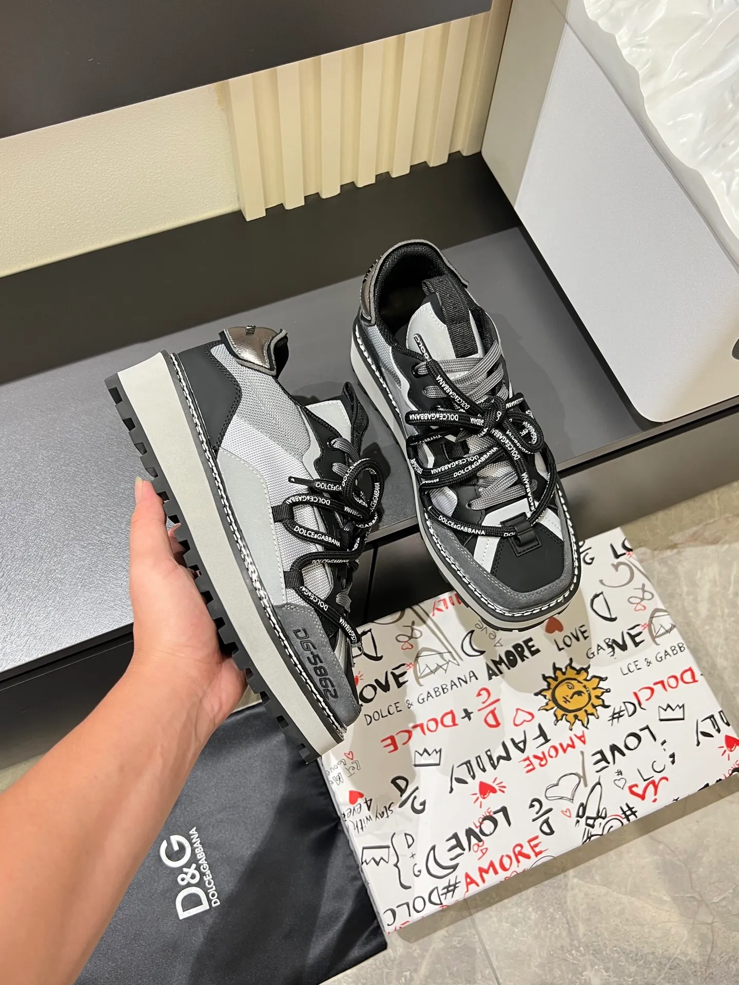 Men's men's shoes💰p640 Dolce&Gabbana/Dolce & Gabbana men's new casual sports shoes This sneaker is made of multiple materials. The nylon fabric upper is integrated with glossy leather, suede leather and rubber elements, and is decorated with reflective details. It has a silk-screen logo and a dual design of thick round and flat laces. It has a square toe, rubber foam midsole and gear pattern rubber composite sole decorated with the iconic "DG" logo. The shoe body is decorated with three-dimensional labels with the brand logo in many places. The style is fashionable and elegant, and the unique design is presented in a dazzling and modern new language. The fabric lining is paired with logo cowhide feet for a stylish and stylish look! Comes with a full set of packaging! Size: 38-44 leather shoe size (45.46 can be customized but does not support returns)